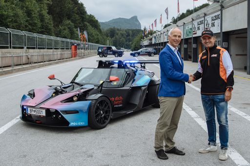 Übergabe KTM an Polizei
