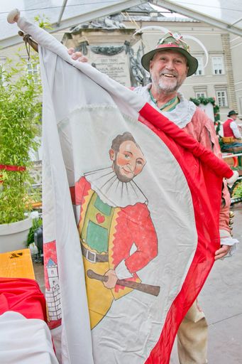 Der Salzburger Hanswurst hisst die Marktfahne zur
Eröffnung des Salzburger Rupertikirtags.