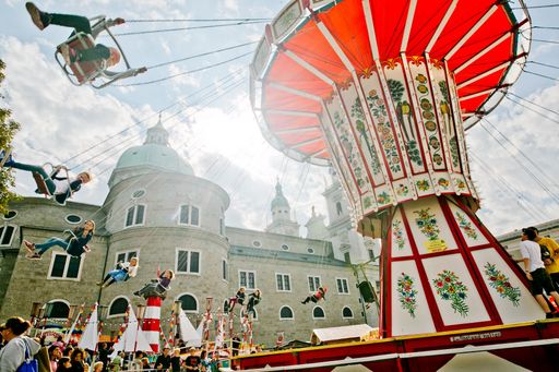Vorschau Bild von Das große Kettenkarussell am Residenzplatz ist das
Herzstück des Salzburger Rupertikirtags.
