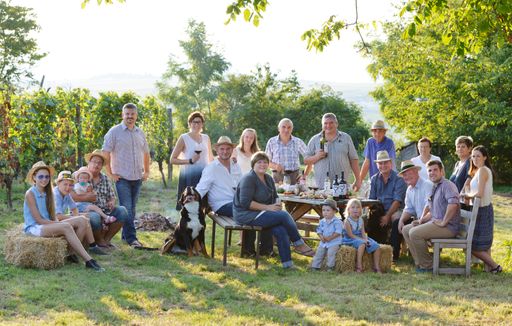  Die Winzerfamilie Schandl und Kurz erhielt Mitte
Juli die Sorten Trophy der nationalen Sorte Blaufränkisch für den
„Abendrot Blaufränkisch 2015“ bei der IWC International Wine
Challenge in London verliehen.