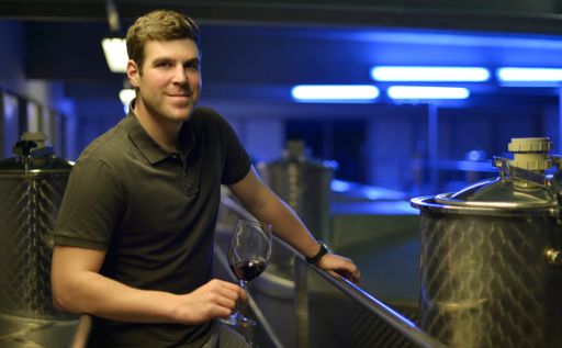 Vorschau Bild von Jung-Kellermeister Markus Kurz vom Weingut Domaine
Pöttelsdorf kümmerte sich mit großem Einsatz und Leidenschaft um den
Ausbau des IWC Siegerweines Blaufränkisch Abendrot 2015.