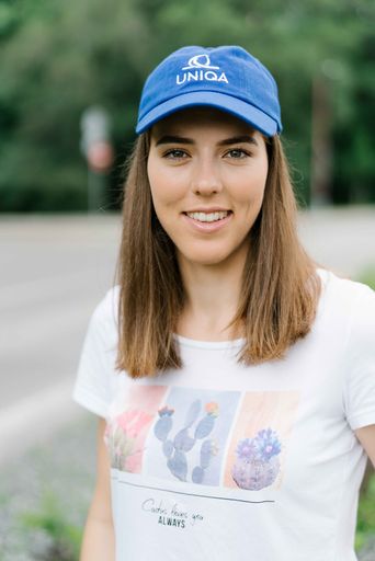 Petra Vlhová mit blauem UNIQA Skihelm