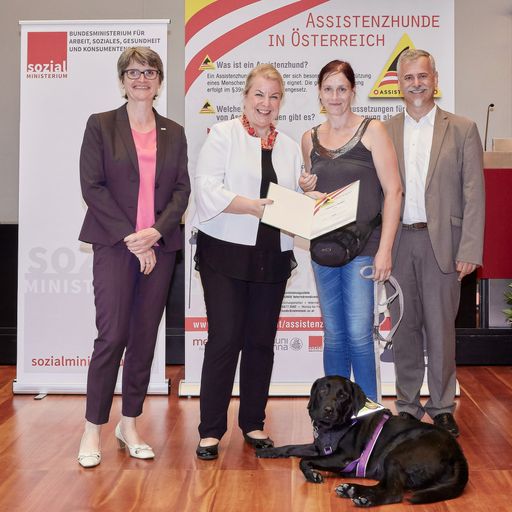 Rektorin Petra Winter, Bundesministerin Mag. Beate
Hartinger-Klein, Susanne Schuster mit Signalhund Evita, Mag. Karl
Weissenbacher (Leiter der Prüf- und Koordinierungsstelle)