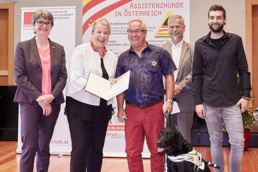 Vorschau Bild von Rektorin Petra Winter, BM Mag. Hartinger-Klein,
Peter Lechner mit Blindenführhund Jelly, Mag. Karl Weissenbacher
(Leiter der Prüf- und Koordinierungsstelle)