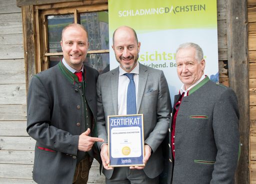 Vorschau Bild von Übergabe Superbrands Austria 2018-Zertifikat