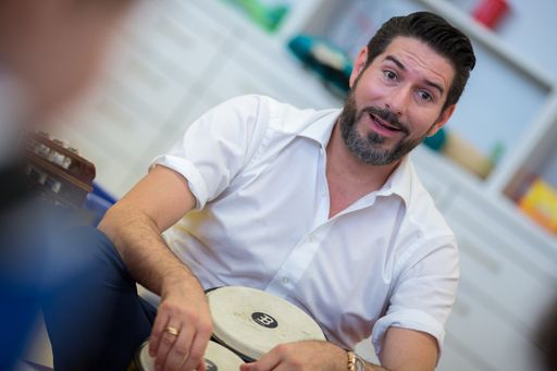 Der Konsul des Wiener Roten Kreuzes Clemens
Unterreiner unterstützt mit seinem Verein Hilfstöne die
Musiktherapie im Sommer- und Therapiecamp "Ferien in Wien".