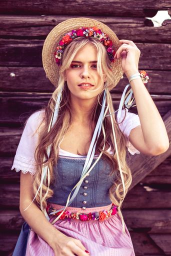  Flowercrown Sophiechen aus Vintage Seidenblumen von
WE ARE FLOWERGIRLS