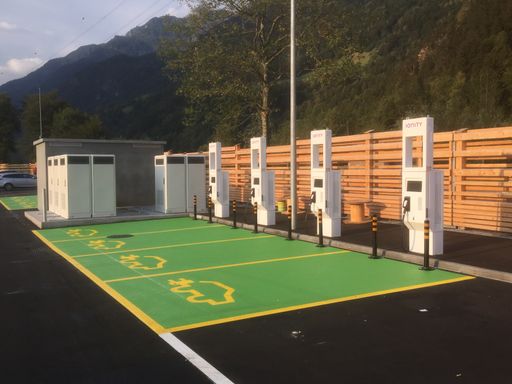 Die neue E-Tankstelle der Gotthard Raststätte A2 Uri
Fahrtrichtung Süd. Weiterer Text über ots und
www.presseportal.ch/de/nr/100064580 / Die Verwendung dieses Bildes
ist für redaktionelle Zwecke honorarfrei. Veröffentlichung bitte
unter Quellenangabe: "obs/Gotthard Raststätte A2 Uri AG"