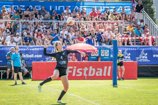 Vorschau Bild von Neuseeland hatte die weiteste Anreise zur Faustball WM nach Linz.
Bei ersten internationalen Antreten belegte das Team aus Ozeanien
Rang 9. Vor 2.000 Zusehern schlug sich Neuseeland mit Angreiferin
Melanie Vannoort ausgezeichnet und spielte sich in die Herzen der
Fans.