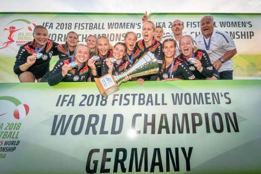 Vorschau Bild von Deutschland bejubelt den dritten WM-Titel in Serie. Im Finale
besiegte die Mannschaft von Trainerin Silke Eber die Schweiz mit 4:1
in Sätzen