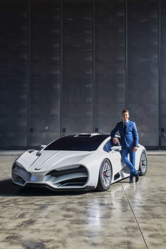 Vorschau Bild von Markus D. Fux, CEO der Milan Automotive GmbH mit
dem charakterstarken Supersportwagen Milan Red