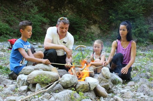 Vorschau Bild von Peter Schuler beim Grillen mit Gästen im breiten
Bachbett des Alvier in der Bürser Schlucht