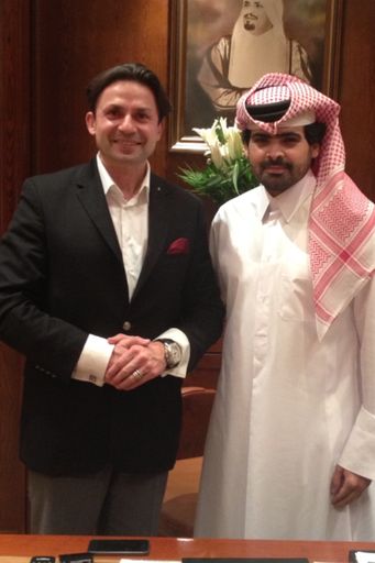 Handshake bei Vertragsunterzeichnung in Doha: Holger Thorsten
Schubart (li.), Geschäftsführer der The Principal
Unternehmensgruppe, mit Scheich Nayef Bin Suhaim Bin Hamad Al Thani
/ Weiterer Text über ots und www.presseportal.de/nr/118105 / Die
Verwendung dieses Bildes ist für redaktionelle Zwecke honorarfrei.
Veröffentlichung bitte unter Quellenangabe: "obs/Berliner
Korrespondentenbüro/The Principal"