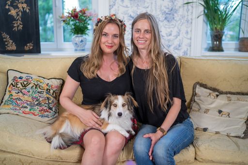 Vorschau Bild von Designerin Niki Osl mit Hündin Emma, Hundetrainerin
Ursula Aigner sind die Hauptdarstellerinnen von "Niki fragt nach"