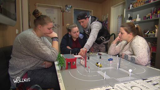Die Wollny-Töchter Lavinia, Sarah-Jane und Sarafina wollen
endlich ihren Führerschein machen. Ihr Schwager in spe, Flo, möchte
sie dabei tatkräftig unterstützen und gibt ihnen Theoriestunden.
"Die Wollnys - Eine schrecklich große Familie!" neue Folgen in
Spielfilmlänge ab Mittwoch, 1. August 2018, um 20:15 Uhr bei RTL II.
Weiterer Text über ots und www.presseportal.de/nr/6605 / Die
Verwendung dieses Bildes ist für redaktionelle Zwecke honorarfrei.
Veröffentlichung bitte unter Quellenangabe: "obs/RTL II"