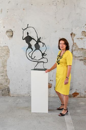  Vernissage zur Ausstellung Sabine Pelzmann in der
Hipphalle Gmunden, im Rahmen der Salzkammergut Festwochen Gmunden am
29.7.2018. Dieses Bild zeigt die Künstlerin Sabine Pelzmann mit
ihrer Bronzeskulptur "Tango".