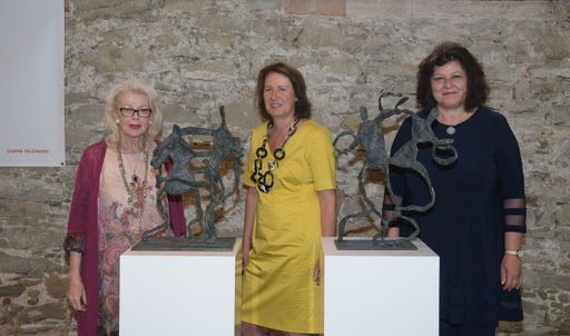 Vorschau Bild von Vernissage zur Ausstellung Sabine Pelzmann in der
Hipphalle Gmunden, im Rahmen der Salzkammergut Festwochen Gmunden.
Dieses Bild zeigt die Künstlerin Sabine Pelzmann (gelb), Intendantin
Jutta Skokan (rosa) und die Geschäftsführerin des AMS Steiermark
Christina Lind.