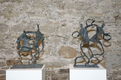 Vorschau Bild von Vernissage zur Ausstellung Sabine Pelzmann in der
Hipphalle Gmunden, im Rahmen der Salzkammergut Festwochen Gmunden.
Dieses Bild zeigt die zwei Bronzeskulpturen "verwoben" und "Rumba"
der Bildhauerin Sabine Pelzmann.