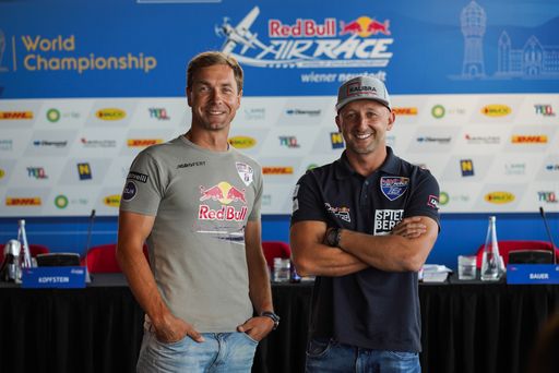 Vorschau Bild von Die Red Bull Air Race Master Class-Piloten Martin
Šonka (l.) und Petr Kopfstein freuen sich besonders auf ihr
„Heimrennen“ in Wiener Neustadt, in der Nähe zur tschechischen
Republik.