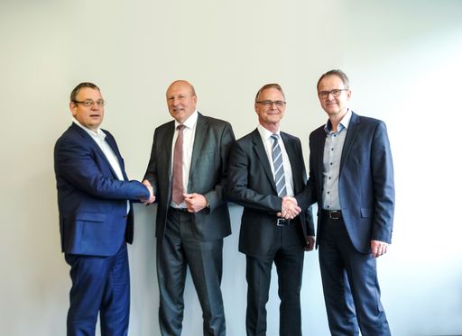  DI Manfred Hummenberger und Ing. Arthur Kornmüller,
Ge-schäftsführer DS AUTOMOTION GmbH (2. und 3. von links), mit Rob
Schmit, EVP Technology & Innovation bei SSI Schäfer (links) und
Thomas Kamphausen, SSI Schäfer CFO (rechts):