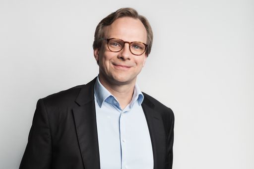 Vorschau Bild von Mit dem Vollzug des Kaufs von UPC Austria durch
T-Mobile Austria per 1. August 2018 wird ein neues Kapitel der
Digitalisierung Österreichs geschrieben. „Mit dem gemeinsamen neuen
Unternehmen von T-Mobile und UPC geben wir das ultimative
Versprechen für die digitale Zukunft Österreichs ab: Wir werden bei
Internet-Erlebnis, Entertainment und Service die Besten sein. Damit
tragen wir dazu bei, dass Österreich bei der Digitalisierung wieder
an die Spitze Europas anschließt“, sagte Andreas Bierwirth, nunmehr
CEO von T-Mobile Austria sowie UPC Austria bei der
Auftakt-Pressekonferenz.