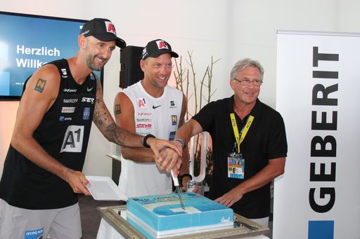  Die „Silverboys“ Clemens Doppler und Alexander
Horst gratulieren Peter Ernst von Geberit zu 40 Jahren Dusch-WC und
schneiden nach ihrem erfolgreichen ersten Spiel die Riesentorte an.