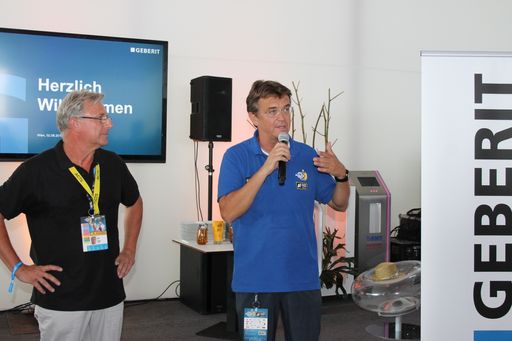 Vorschau Bild von „Wir wollen unsere Gäste bei unserem Top-Event auf
der Donauinsel in allen Bereichen überraschen, bis hin zum „Stillen
Örtchen. Mit der WC-Oase von Geberit gelingt uns das.“ so Hannes
Jagerhofer, Veranstalter des Vienna Major 2018, während der
Begrüßung der Gäste von Geberit.