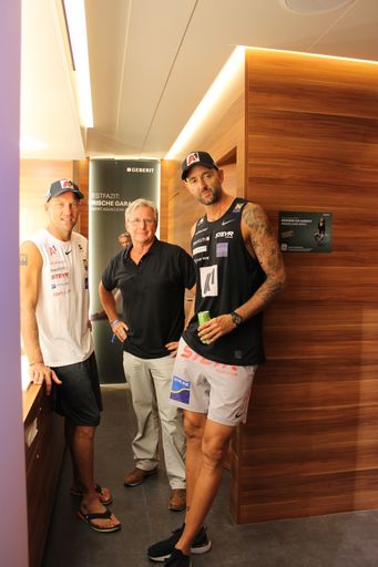 Vorschau Bild von Nach ihrem ersten Sieg gegen das kanadische Team
suchten Clemens Doppler und Alexander Horst Abkühlung in der
klimatisierten Geberit WC-Oase.