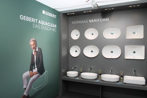 Vorschau Bild von Im klimatisierten Showroom haben die Besucher die
Möglichkeit, die neuen Waschtische Keramag VariForm in allen Formen
und Varianten zu sehen.