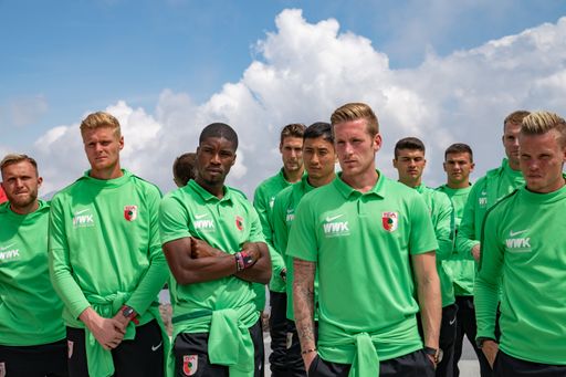  Österreichs Nationalspieler und FC Augsburg-Legionär Kevin Danso
(3.v.l.) tauchte mit seinen Teamkollegen in die faszinierende Welt
von 007 ELEMENTS ein.