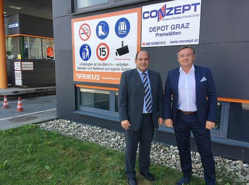 Im Bild: (li.) DI Harald Berger, Geschäftsführer
Conzept Container Modulbau und Handel GmbH und Roland Amtmann (re.),
Geschäftsführer FRIKUS Transportlogistik GmbH
