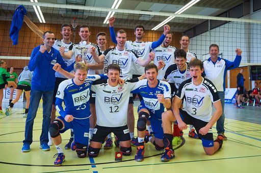 Die BEV Energie engagiert sich auch im Sportsponsoring. Hier Spieler
des SSC Karlsruhe Volleyball, die den Sieg im Verbandspokalfinale
2017 feiern.