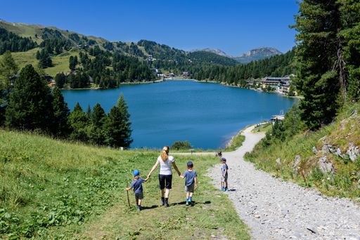  Abkühlung am Turracher See. Das Hotel liegt direkt
am Bergsee