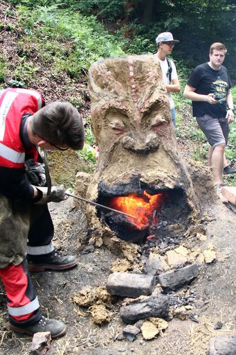 Stübing - Ein spannender Moment ist die Öffnung des
Rennofens