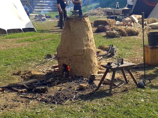Vorschau Bild von Ein fertiger Rennofen. Nun kann das Heizen
beginnen.