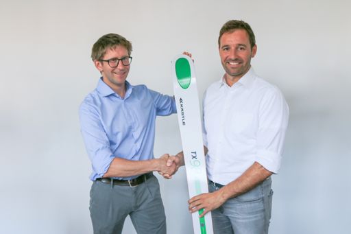  Der neue Kästle Geschäftsführer Clemens Tinzl mit
dem scheidenden Geschäftsführer Bernd Knünz.