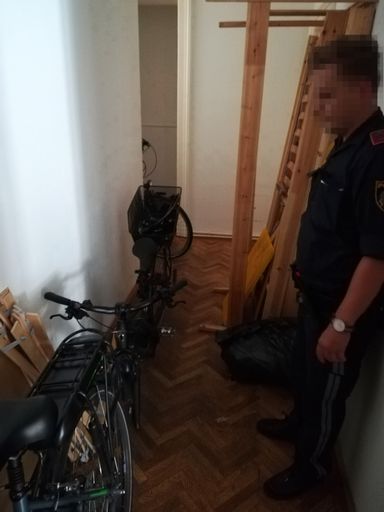  Von der Polizei sichergestellte E-Bikes in der Wohnung der Täter.