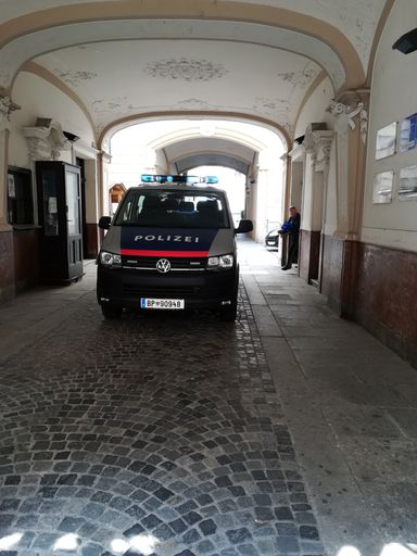 Vorschau Bild von Polizei Bus vor dem Eingang des Stiegenhauses in welcher sich die
Wohnung der Täter befindet bzw. wo das Diebesgut sichergestellt
wurde.