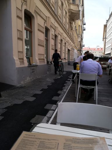 Vorschau Bild von Sichergestelltes (gestohlenes) E-Bike wird von Polizist zur
Polizeistation geschoben.