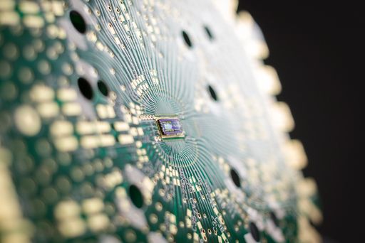 Optoelektronisches Sende- & Empfangssystem
integriert auf Siliziumchip.