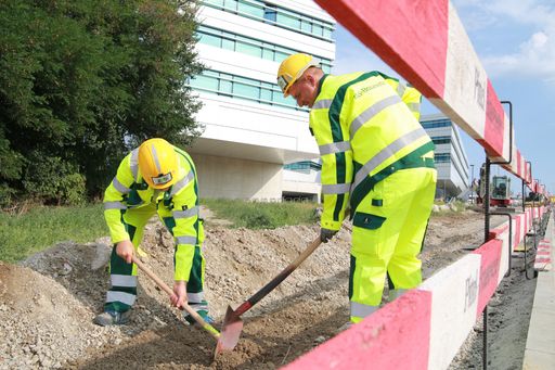  https://www.apa-fotoservice.at/galerie/14785 Arbeiter auf der
Straßenbaustelle Favoritenstraße sind vorbildlich vor UV-Strahlung
geschützt