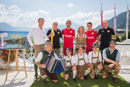  Auf der Terrasse des Grand Hotel Zell am See
zeigten die Zeller Schuhplattler die "Skills" für den neuen
Torjubel. Im Bild v.l.: Florian Größwang, Rudi Völler, Ramazan
Özcan, Renate Ecker, Julian Baumgartlinger, Heiko Herrlich. Vorne:
Hubert und Jochen Wörister mit den Zeller Schuhplattlern.
