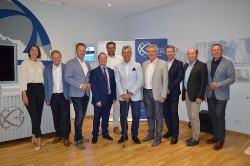 Mag. Eva Gfrerrer (Gesellschaftervertreterin),
Norbert Wenzel (GF Wenzel Logistics), NR Walter Rauch, Mag. (FH)
Ronald Kiss (Direktor Steiermärkische Landesbahnen), DI Andreas
Tropper (Landesbaudirektor), Bundesminister Norbert Hofer, Landesrat
Anton Lang, Geschäftsführer Mag. Gerhard Harer (GF Steiermarkbahn),
LAbg. Erich Hafner, Franz Glanz (Geschäftsführer CCG)