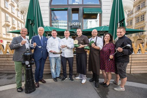 https://www.apa-fotoservice.at/galerie/14841/ Peter
Dobcak (Obmann WKW Gastronomie), Eugenio Rigo (Direktor Hotel The
Ring), Michael Böhm (Inhaber und Chefkoch Landgasthaus Böhm), Toni
Mörwald (Starkoch), Matthias Pospisil (Küchenchef Lugeck Figlmüller
Wien), Rene Poysl (Küchenchef At Eight), Johanna Gebeshuber
(Inhaberin Heuriger Spaetrot), Felix Albiez (Küchenchef Das Schick)