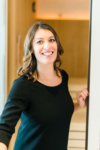 Vorschau Bild von Ein Spa ist ein Ort, der zu Kraft, Energie und
innerem Reichtum führt. Gleichzeitig muss er für den Hotelier
rentabel sein, damit er das Angebot bereitstellen kann. Spa-Expertin
Sandra Agerer entwickelt, plant, kontrolliert und setzt erfolgreich
ganzheitliche Spa-Konzepte um.