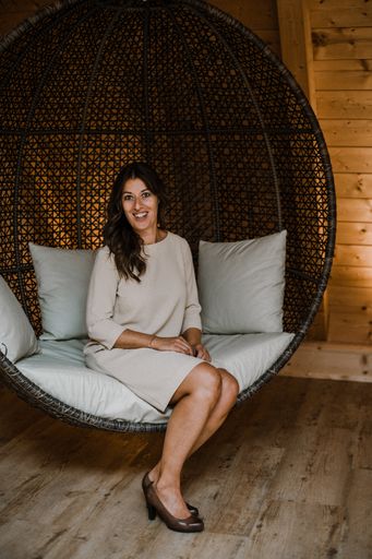 Vorschau Bild von Sandra Agerer von LIVINSPA Training & Consulting
betreut Hoteliers von der Planung bis zum laufenden Betrieb. Damit
sich Spa-Gäste der Zukunft wohl fühlen, müssen viele Kleinigkeiten
zusammen passen. Dies beginnt bei der Auswahl der verbauten
Materialien, dem Ablauf eines Spa-Besuches und reicht über die
angebotenen Speisen bis zur Sauberkeit der Räumlichkeiten im
laufenden Betrieb.