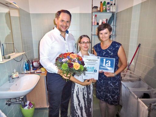  Übergabe des Sanierungsschecks durch
1a-Installateur Thomas Wiesmayr (l.) und Frau Christine Kaas
(1a-Installateur Marketingberatung GmbH, r.) an Frau Sabrina
Eberhard.
