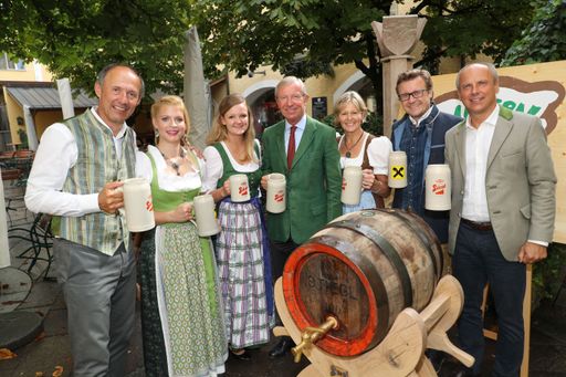 Der Medientermin zur Eröffnung des Salzburger
Bauernherbstes fand am Dienstag in der Stiegl Brauwelt statt. Beim
traditionellen Bieranstich: (v.l.) Eveline Bimminger
(Bauernherbst-Projektleiterin, SLTG), Johann Schnitzhofer (Bgm.
Abtenau), Landeshauptmann Wilfried Haslauer, Johanna Schafflinger
(Landesleiter-Stv., Landjugend Salzburg), Leo Bauernberger (GF
SalzburgerLand Tourismus), Christoph Bachleitner (Marketingleiter
Raiffeisenverband Salzburg), Stiegl-Braumeister Christian Pöpperl
und die Salzburger Landesbäuerin Elisabeth Hölzl.