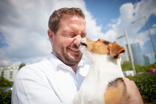 Durchblicker.at Geschäftsführer Reinhold Baudisch und Jack Russel
Terrier Sherlock sind ziemlich beste Freunde und gut versichert.