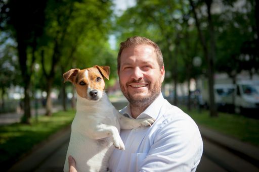Vorschau Bild von Durchblicker.at Geschäftsführer Reinhold Baudisch und Jack Russel
Terrier Sherlock sind ziemlich beste Freunde und gut versichert.